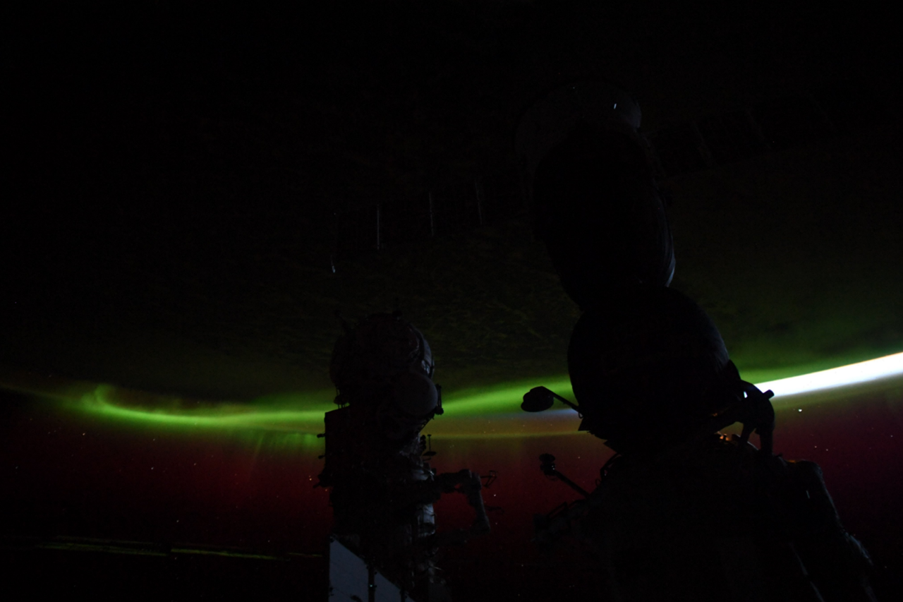 国际空间站的宇航员在太空观看由太阳活动引起的地球南极光